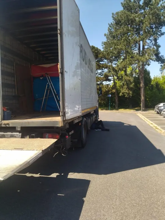 Camion avec hayon pour les chargements volumineux