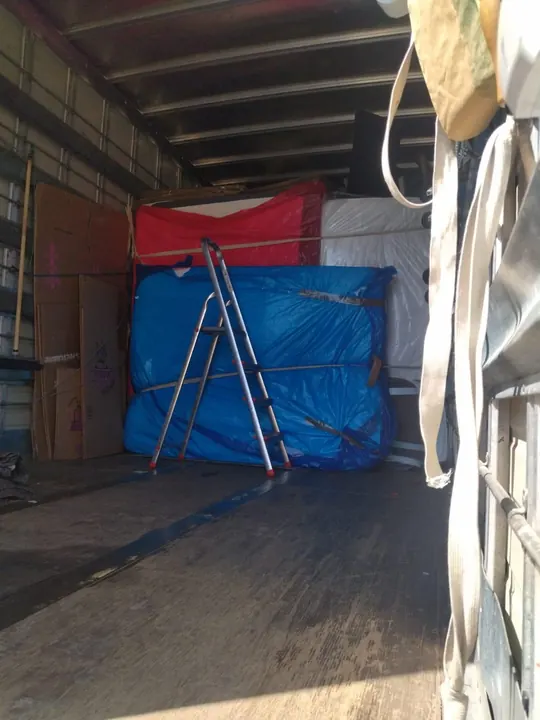 Mobilier protégé et arrimé dans le camion