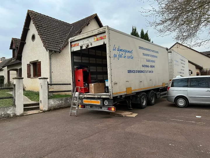 Camion de déménagement en intervention devant une maison